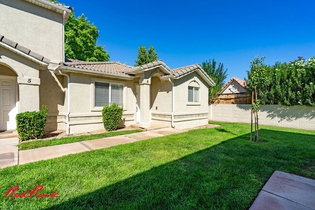 Building Photo - Pet Friendly! 3 Bedroom Single-Level Condo in St. George!