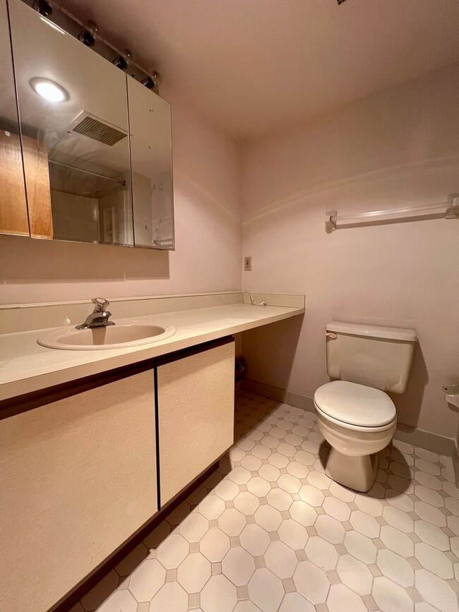 Building Photo - Gorgeous 2-Bedroom Condo at Crum Creek Valley Condominiums! Available NOW!