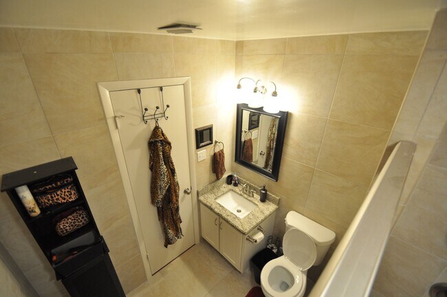 Building Photo - Charming 2-Bedroom Condo in Scenic Winter ...