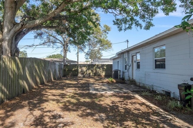 Building Photo - 2900 Leslee Lake Dr N