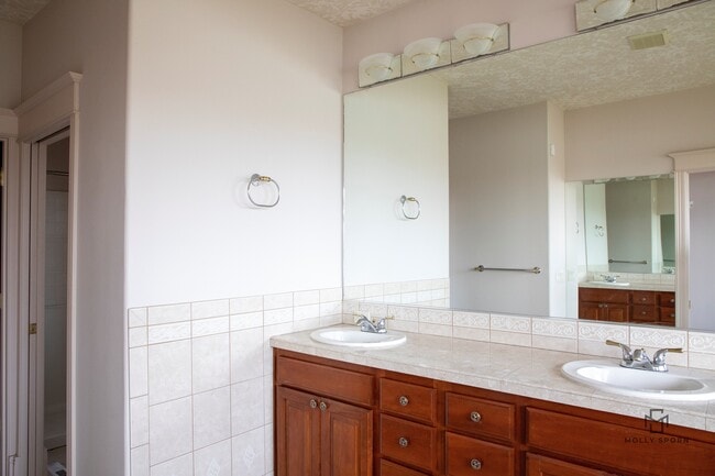 Building Photo - 20375 NE Lakeside Dr