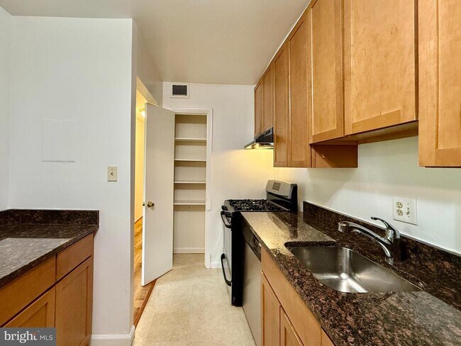 Building Photo - 12204 Braxfield Ct