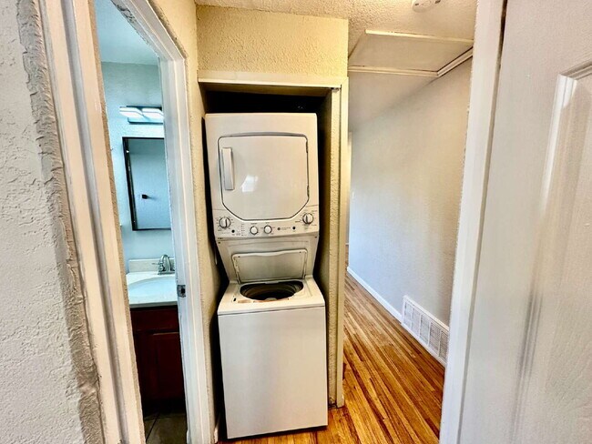 Building Photo - Cozy Home in Sunnyside!