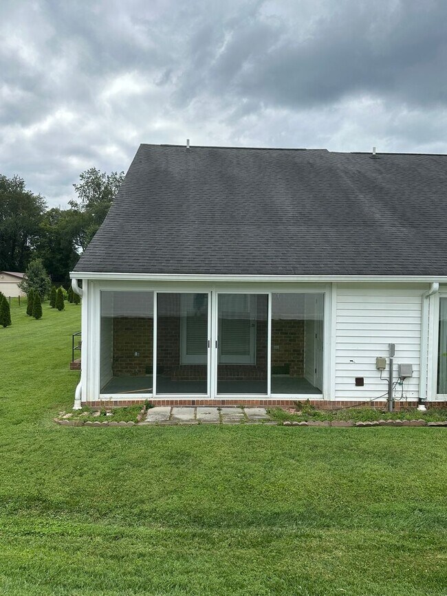Building Photo - 2 Bedroom / 2 Bath Brick Condo - Bristol, TN