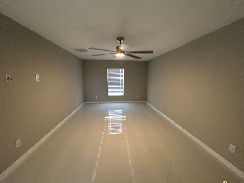 Building Photo - 2601 NE Juanita Pl