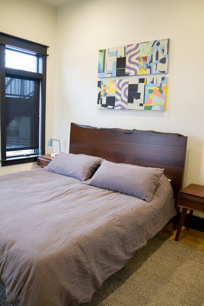 Building Photo - 1604 6th Ave N