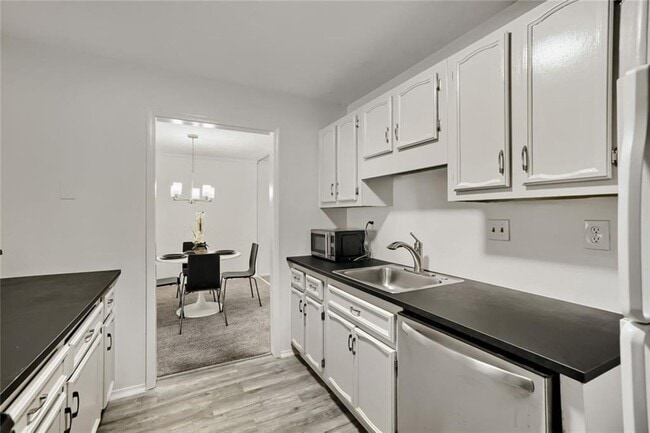 Building Photo - 905 Augusta Dr