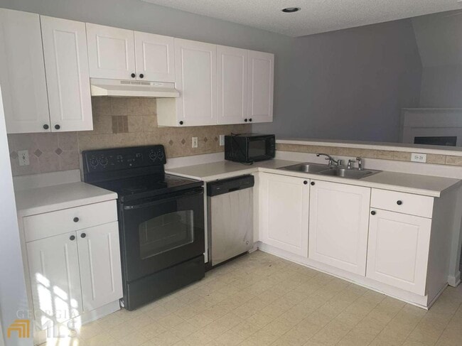 Building Photo - 3055 Lakeside Cir
