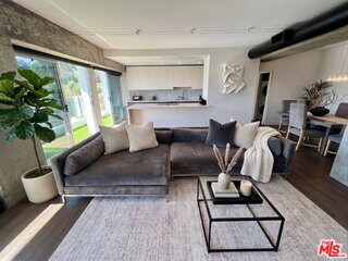 Building Photo - 838 N Doheny Dr