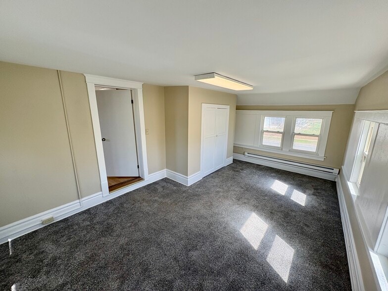 Building Photo - 941 Main St