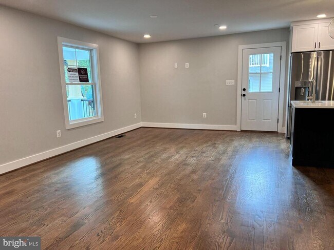 Building Photo - 210 Point Ln