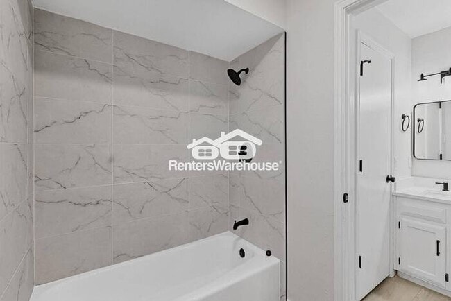 Building Photo - MOVE IN READY COMPLETELY UPDATED - 3BED/2B...
