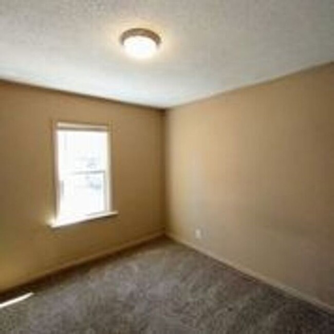 Building Photo - Cute 2 Bedroom Duplex in Kansas City!