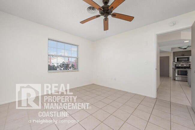 Building Photo - Welcome to Your Venice Oasis!