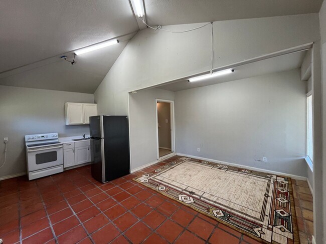 Building Photo - HOUSE AND BACK APARTMENT ON LARGE LOT!!