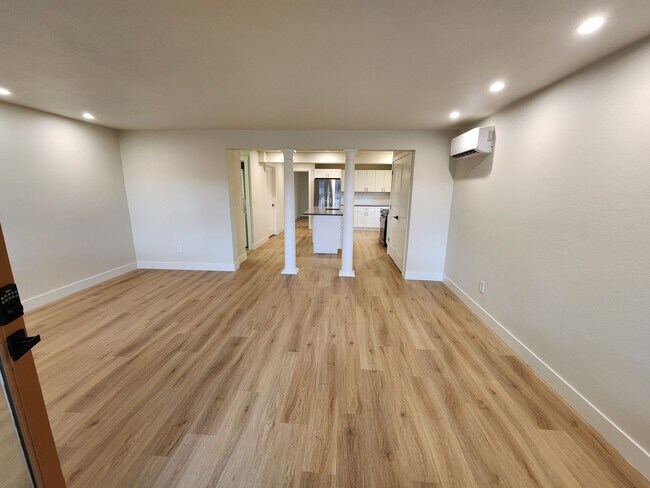 Building Photo - Gorgeous Remodeled 3 bed 2.5 bath in West ...