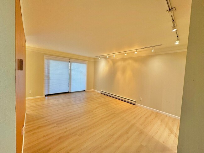 Building Photo - $500 OFF FIRST MONTH RENT!!! One Bedroom One Bath Condo in Watergate Complex!!!