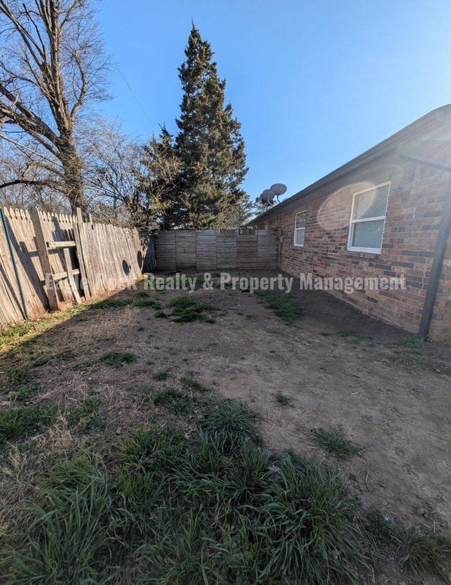 Building Photo - East Tulsa Duplex Unit for Rent (2beds/1.5baths)