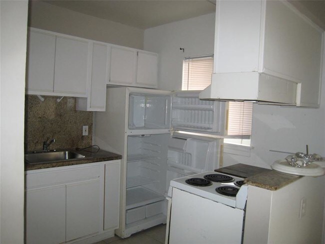 Primary Photo - 1044 NE 8th Ave