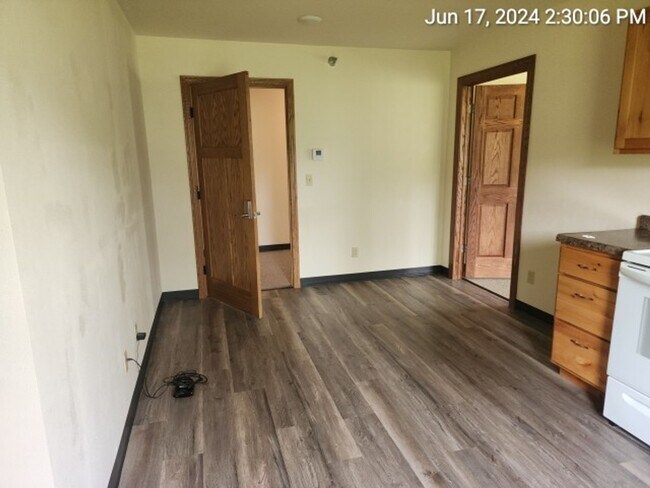 Building Photo - 1 Bedroom, 1 Bath Apartment- All utilities included