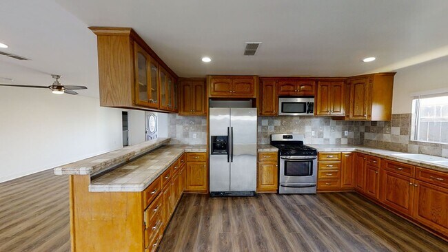Building Photo - Remodeled! LARGE Living Room!