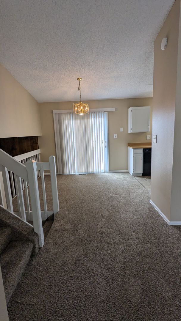 Building Photo - COZY TRI-LEVEL 3 BED/1.5 BATH WITH WOODBUR...