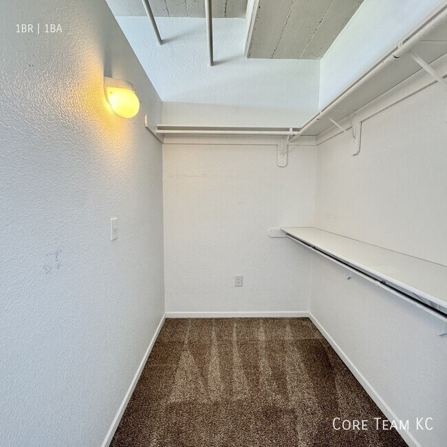 Building Photo - 320 W 7th St