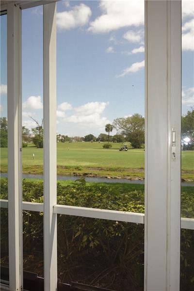 Building Photo - 2901 S Palm Aire Dr