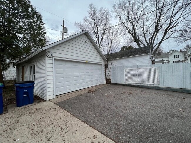 Building Photo - 406 S 6th Ave