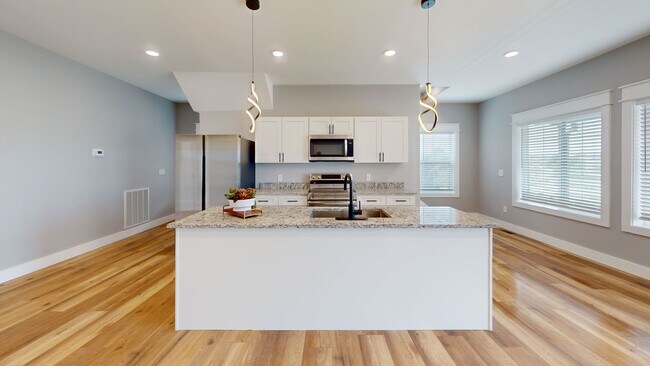 Building Photo - 1211 Hedge Ave