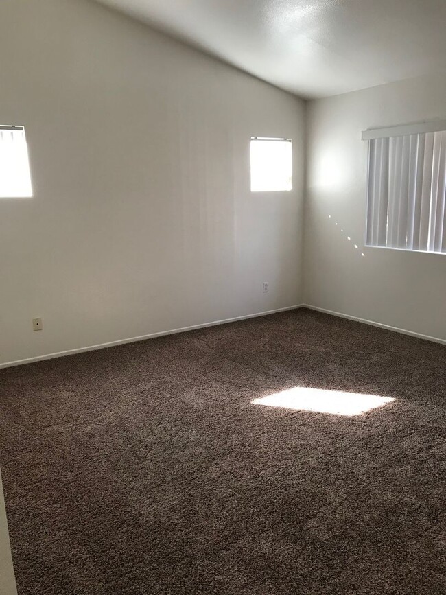 Building Photo - 3 BEDROOM, 2 BATH VICTORVILLE HOME. COMMUT...