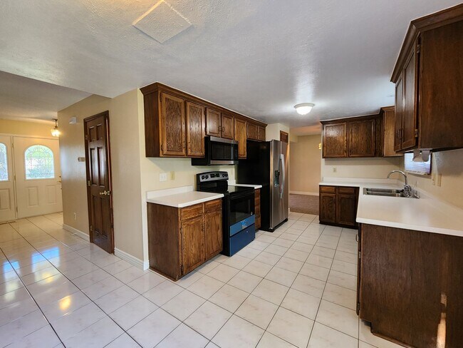 Building Photo - Beautiful 4 Bedroom Home on Cul Du Sac Wit...