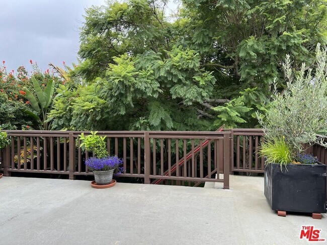 Building Photo - 1019 Camino Real