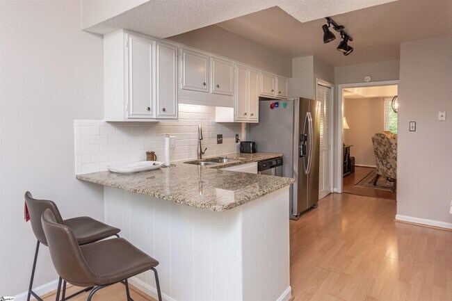Building Photo - 130 Inglewood Way