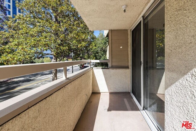 Building Photo - 10960 Ashton Ave