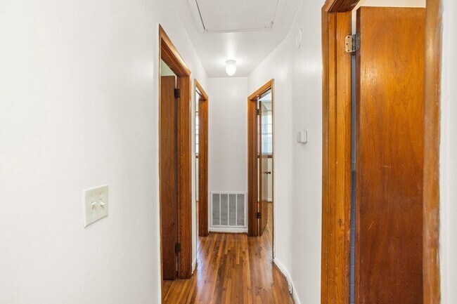 Building Photo - 2510 9th Ave S