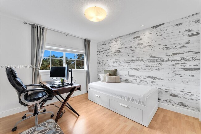 Building Photo - 12925 SW 49th Ct