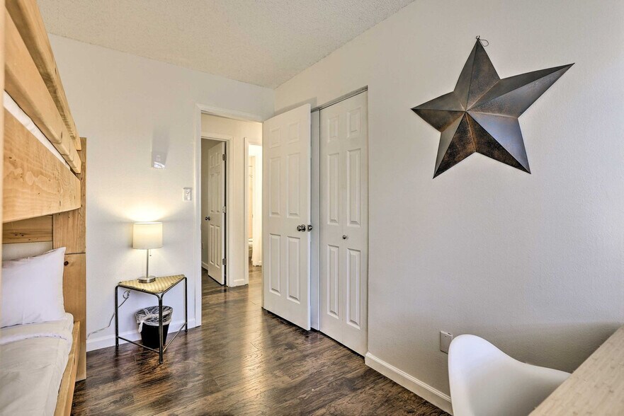 Building Photo - 163 Burgundy Cir