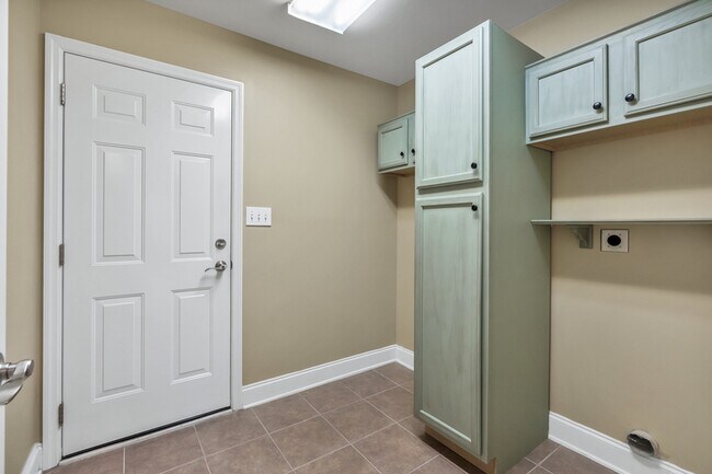 Building Photo - 128 Willow Tree Dr