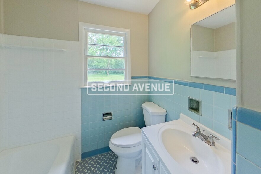 Building Photo - 241 Lake Dr NE