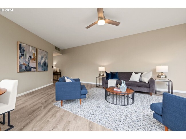 Building Photo - Spacious Portland Plaza Condo with Washer/...