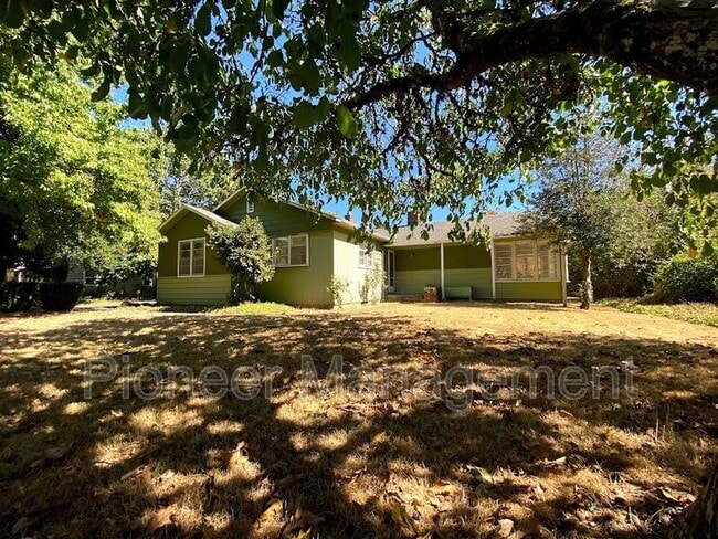 Building Photo - 375 Cherry Dr