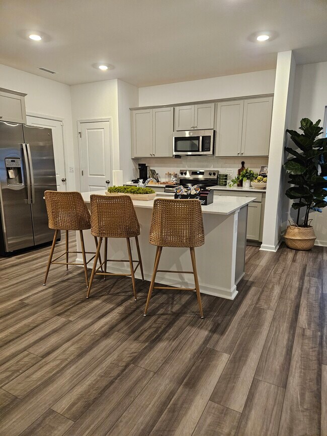 Building Photo - 868 Pilot St