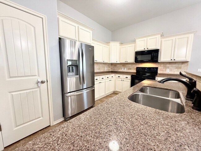 Building Photo - Great Family Home, Great Neighborhood