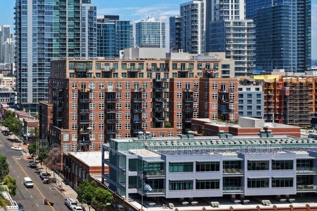 Building Photo - 877 Island Ave