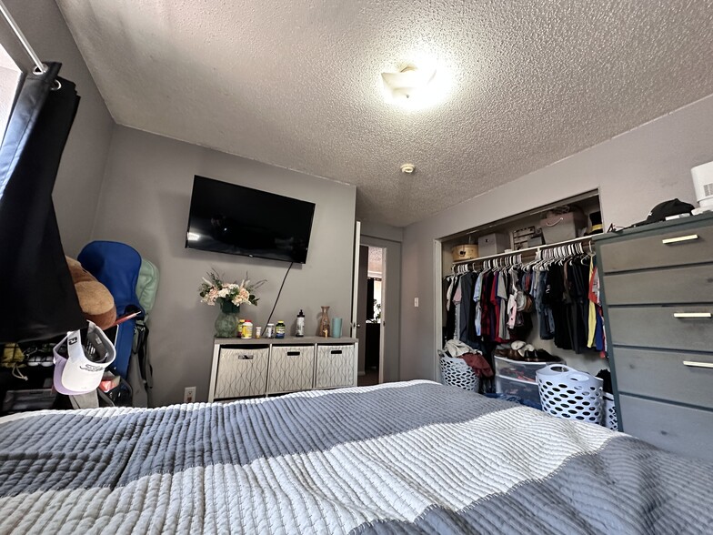 Building Photo - 131 Elm St