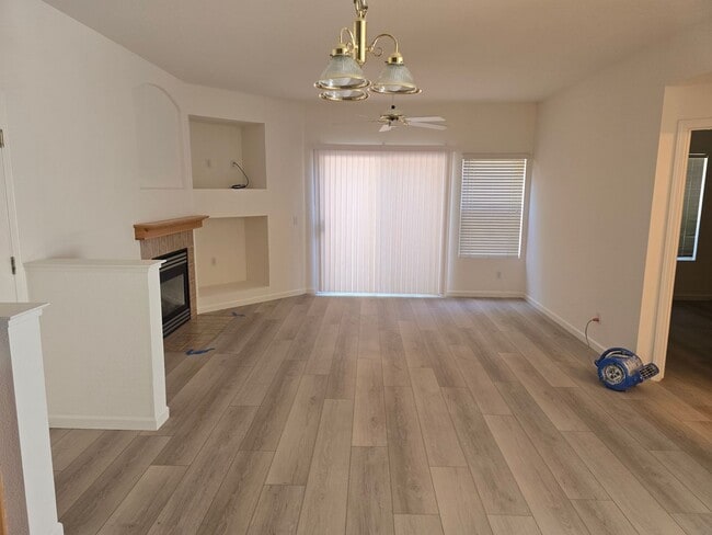 Building Photo - 549 Cascade Dr