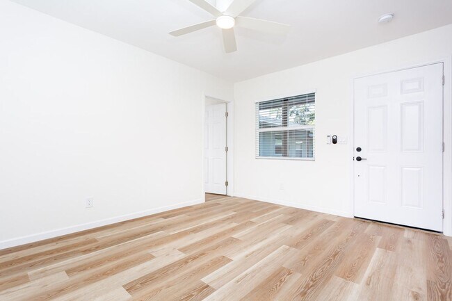 Building Photo - COMING SOON!!! $1000 OFF Move In Special!!...