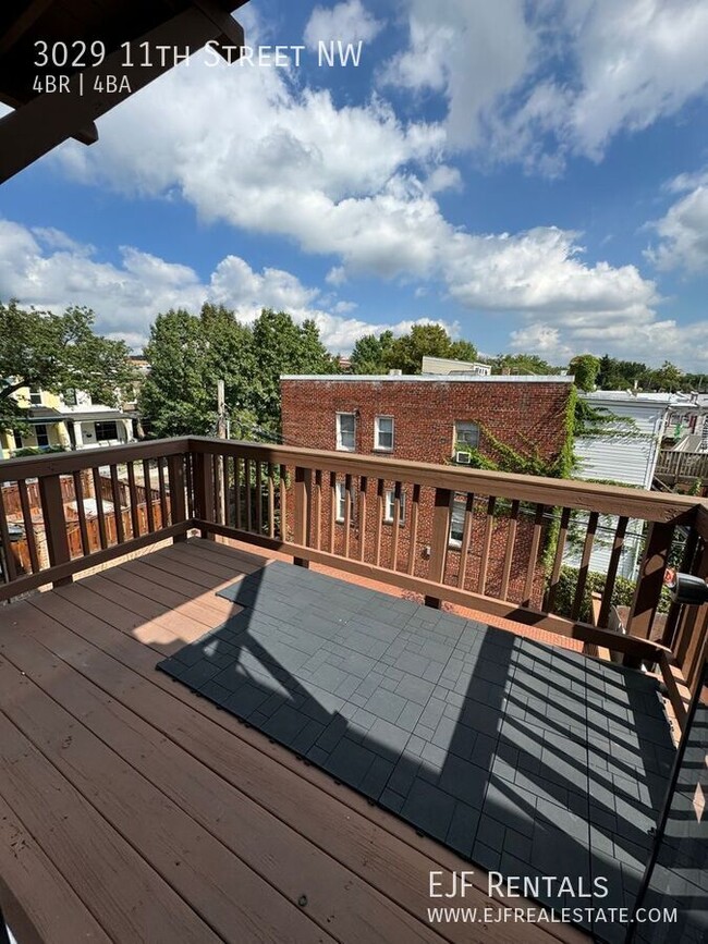 Building Photo - Columbia Heights Four Story Row home for R...