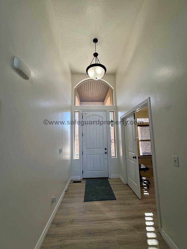 Building Photo - *3 Month Lease* Beautiful Home available f...